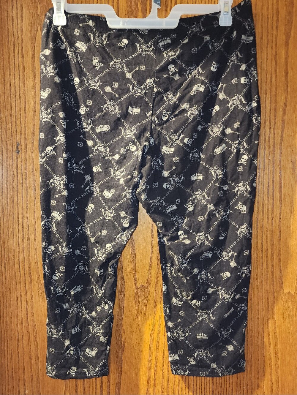 Torrid Black Skull Chain Print Capri Leggings 2X